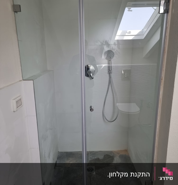 דלת זכוכית למקלחת עם ידית מתכת